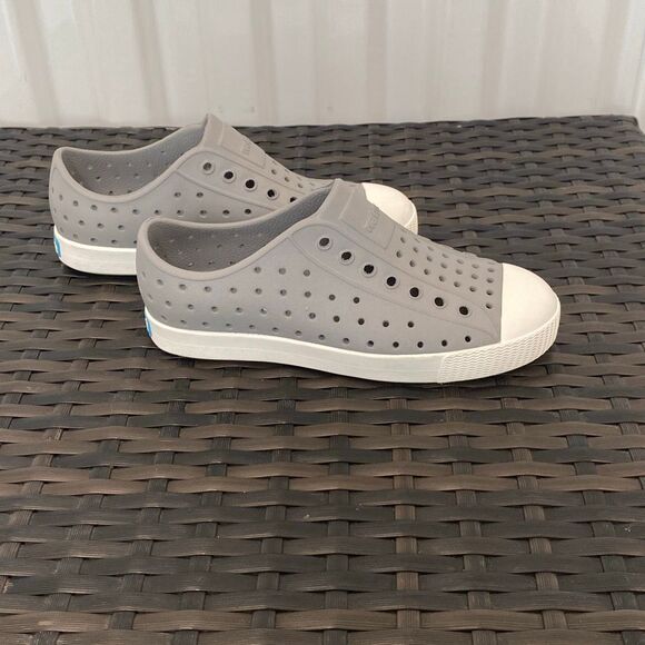 Native Jefferson shoes, junior size 1 - Picture 1 of 6